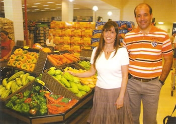 Mercedes Mosquera, do supermercado Madri, e Beto Alves, da Arte Vime, mostram as cestas de vime sintético que valorizam ainda mais os produtos no ponto de venda, como pães, frutas, legumes e verduras.