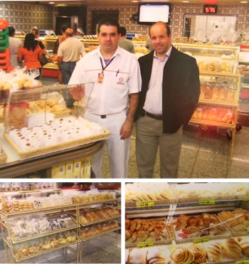 Rogério Alexandre Ferreira, líder de setor do Pague Menos de Indaiatuba-SP, e Beto Alves, da ArteVime, apresentando as novas cestas de vime sintético adotadas pela rede de supermercados.